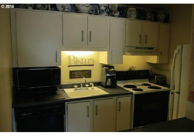 7722 Southwest Barnes Road, Unit D Portland, OR 97225 - Photo 10 of 16 Gallery Image 10