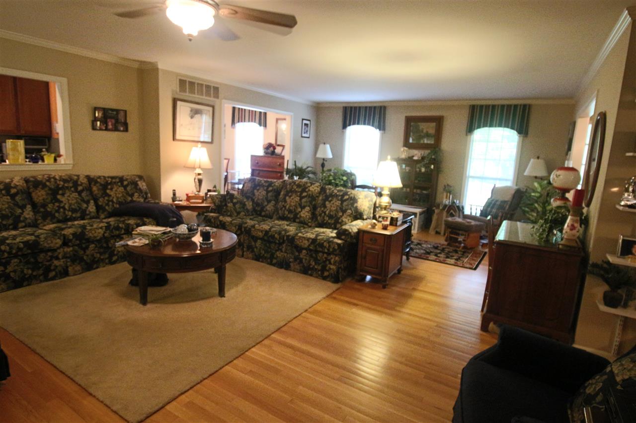 3146 Dumbarton Road Memphis, TN 38128 - Photo 5 of 25 The living room features hardwood floors!