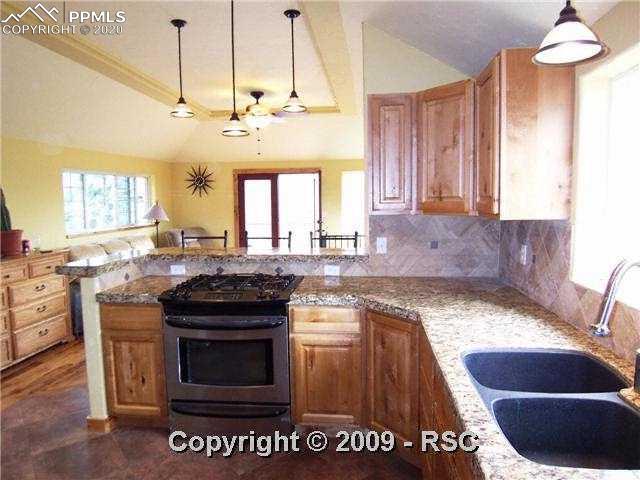 40 Delaware Road Manitou Springs, CO 80829 - Photo 4 of 6