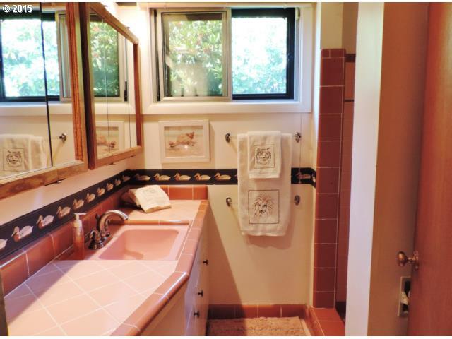 6105 Southwest Huber Street Portland, OR 97219 - Photo 11 of 15 Gallery Image 11