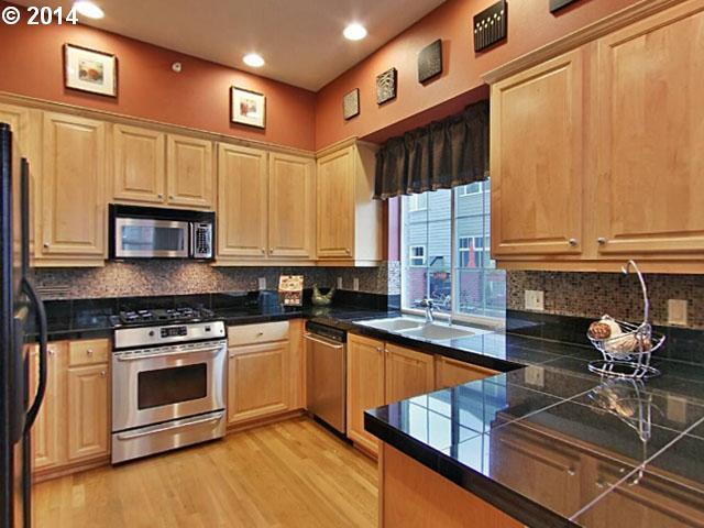 2378 Northwest Raleigh Street, Unit 11 Portland, OR 97210 - Photo 5 of 16 Gallery Image 5