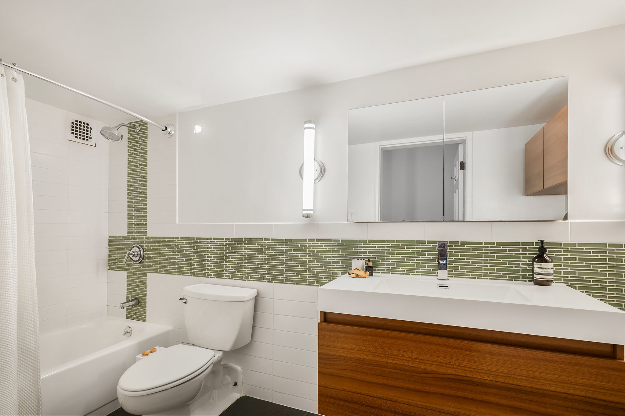 421 Hudson Street, Unit 515 Manhattan, NY 10014 - Photo 7 of 13