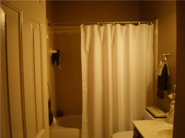 7396 Hunter Ridge Memphis, TN 38125 - Photo 11 of 12 Hall/Guest Bath
