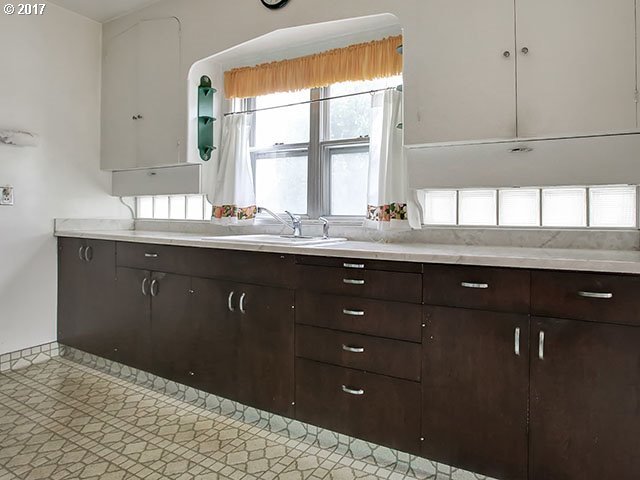 3909 Southwest Troy Street Portland, OR 97219 - Photo 6 of 28 Gallery Image 6