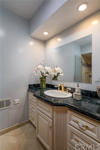 1437 La Perla Avenue Long Beach, CA 90815 - Photo 23 of 43 Main floor guest bath 2.