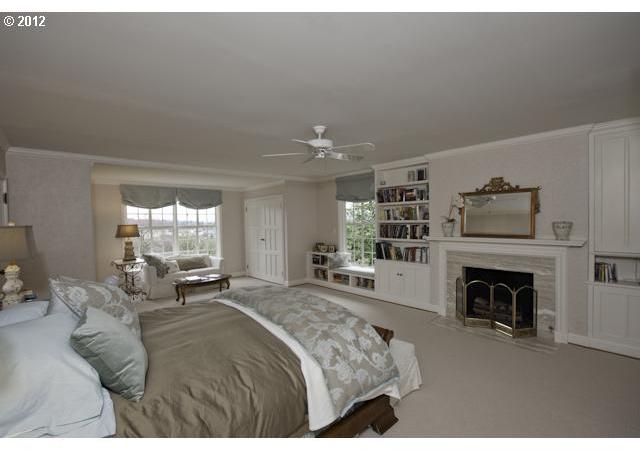 12526 Southwest Edgecliff Road Portland, OR 97219 - Photo 4 of 16 Gallery Image 4