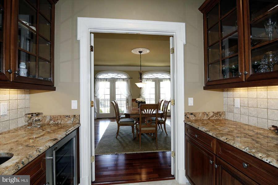 901 Georgetown Ridge Court McLean, VA 22102 - Photo 8 of 29 Gallery Image 8