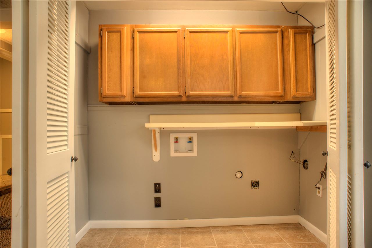 1204 Marcia Road Memphis, TN 38117 - Photo 14 of 17 Large laundry room off of den.