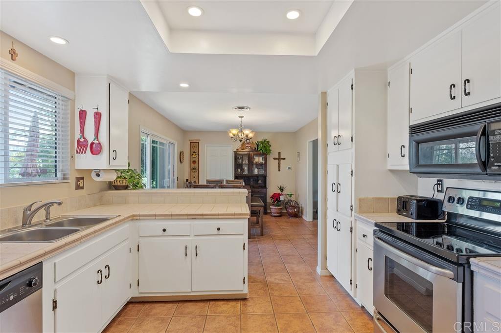 3330 Mary Lane Escondido, CA 92025 - Photo 5 of 17