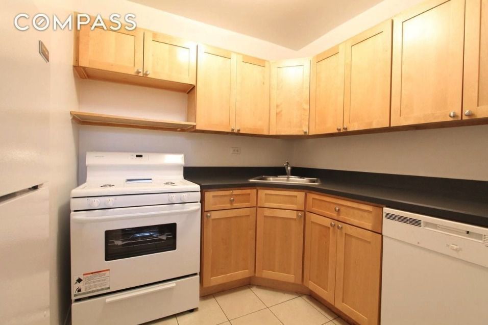 320 East 65th Street, Unit 625N Manhattan, NY 10065 - Photo 5 of 6