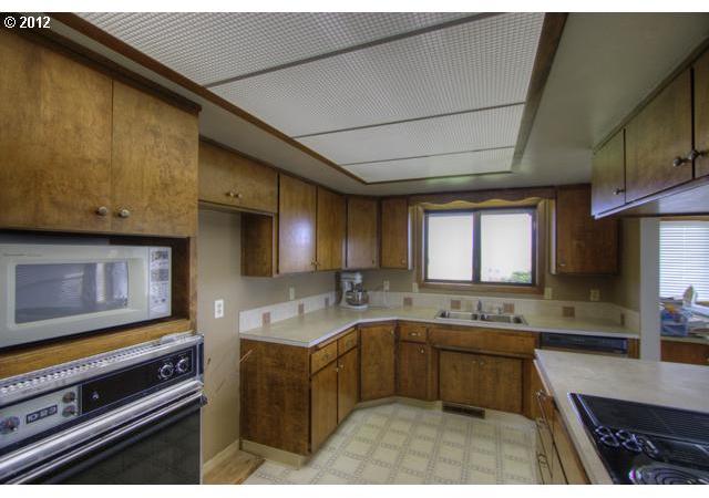 33670 Northwest Hornecker Road Hillsboro, OR 97124 - Photo 12 of 16 Gallery Image 12