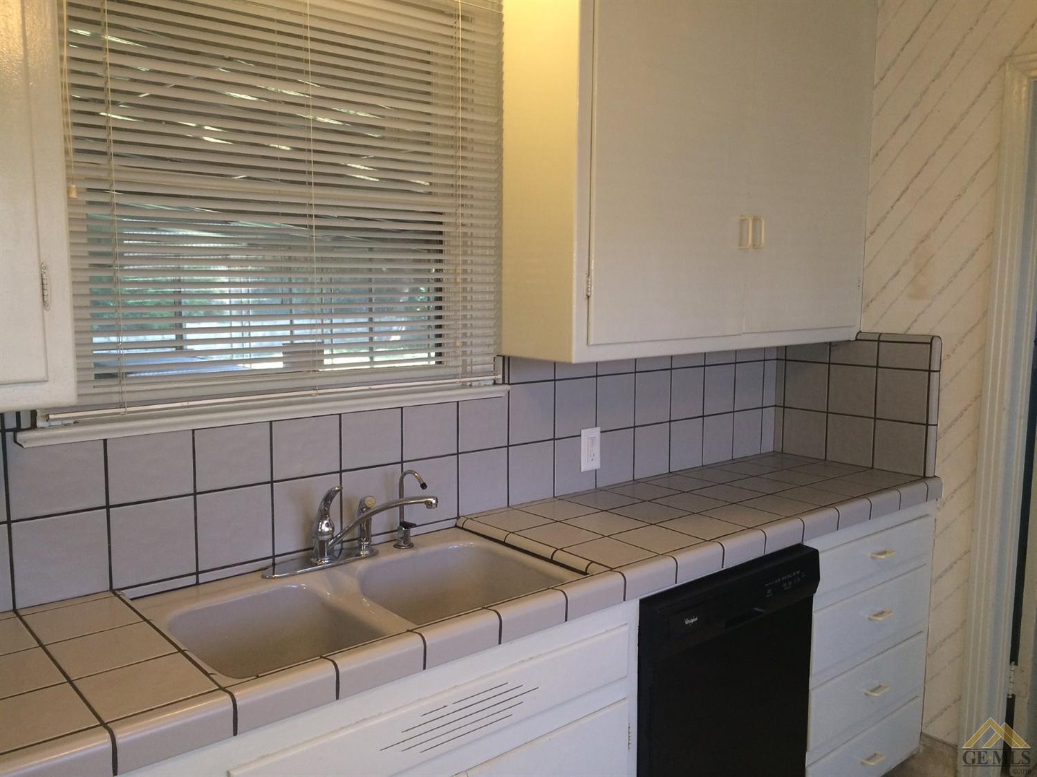 1733 Locust Ravine Bakersfield, CA 93306 - Photo 20 of 33 Gallery Image 20