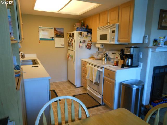 9490 Southwest 146th Terrace, Unit R7 Beaverton, OR 97007 - Photo 8 of 12 Gallery Image 8