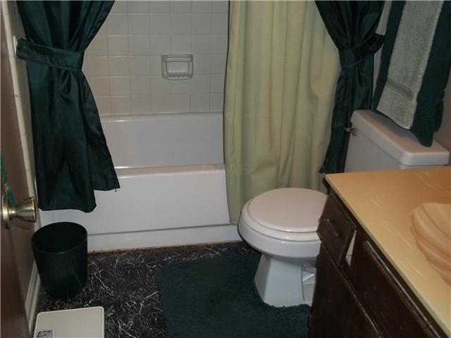 6752 Rockingham Road Memphis, TN 38141 - Photo 11 of 15 Bathroom off hallway.