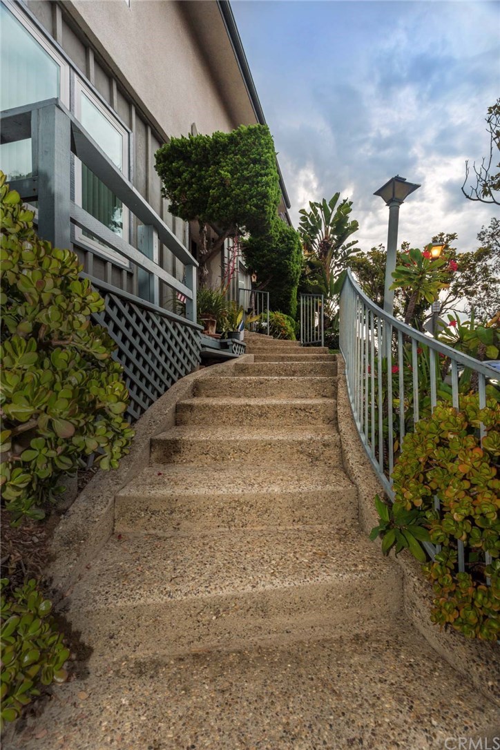 401 Manila Avenue Long Beach, CA 90814 - Photo 8 of 11 Unique stone steps to the front door.