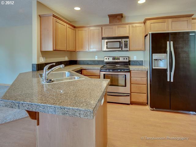 945 Forest Lane Cascade Locks, OR 97014 - Photo 4 of 16