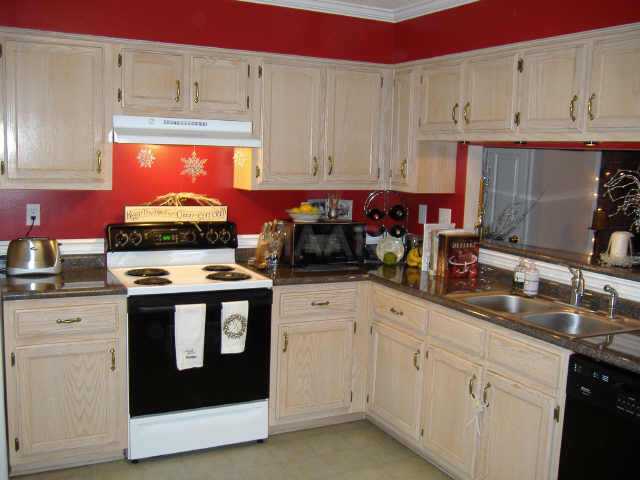 7639 Reese Road Memphis, TN 38133 - Photo 3 of 10 HUGE MASTER BEDROOM,WITH DOUBLE CLOSETS,ALL NEW PAINT AND WOOD WORK,LOTS OF PRIVACY AND RELAXATION