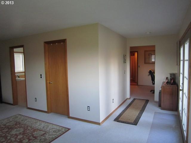 831 Country Club Road Hood River, OR 97031 - Photo 12 of 16 Gallery Image 12