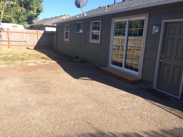 1218 Pleasant Street Springfield, OR 97477 - Photo 3 of 21