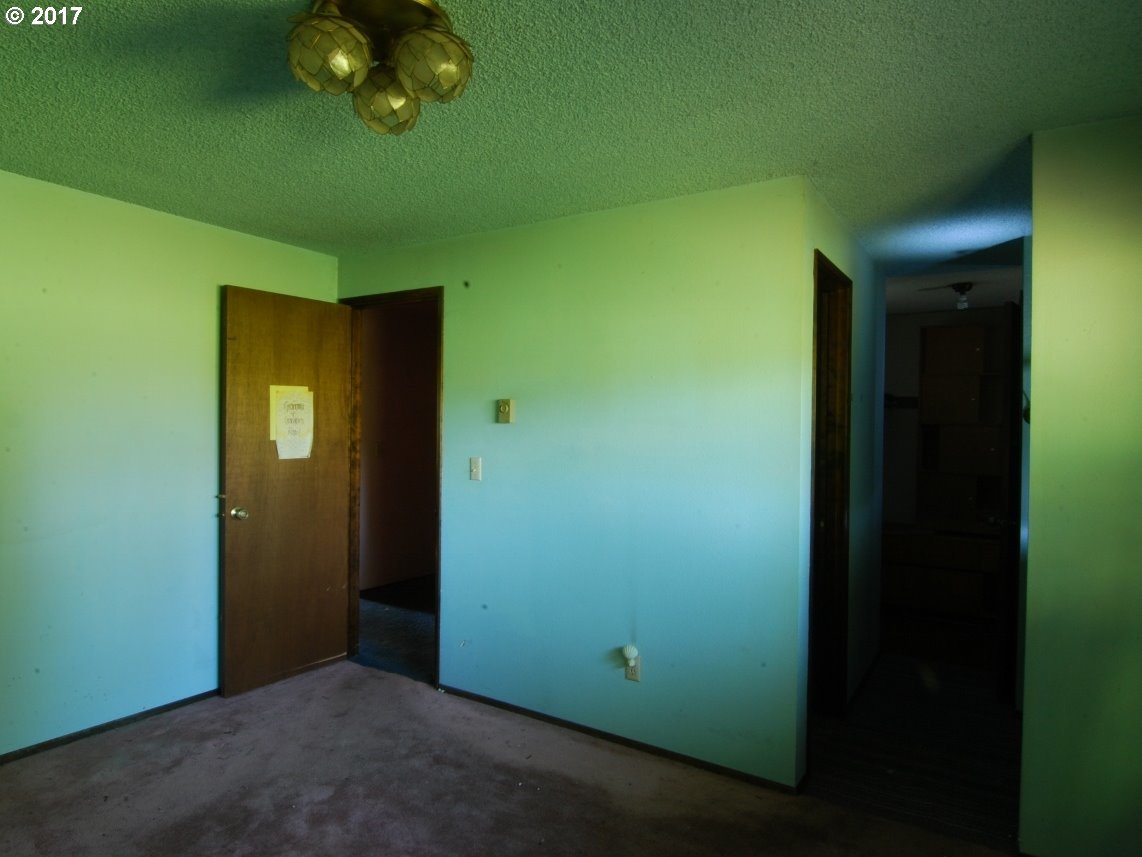 13485 Southeast Foster Road Portland, OR 97236 - Photo 6 of 19 Gallery Image 6