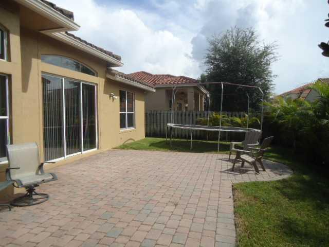 Encantada Pembroke Pines, FL 33029 - Photo 11 of 17