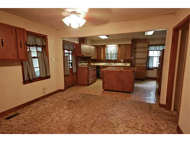 981 Vaughn Road Memphis, TN 38122 - Photo 2 of 23 Open kitchen and breakfast Rm. Island in the kitchen.