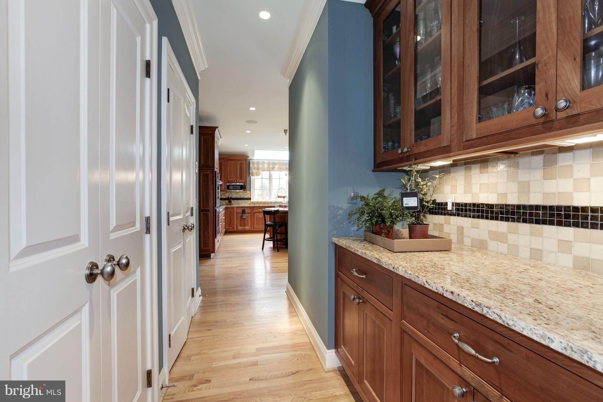 9904 Woodford Road Potomac, MD 20854 - Photo 13 of 30