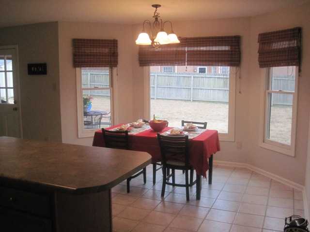 9171 Tryon Cove Memphis, TN 38018 - Photo 7 of 15 LIGHT FILLED BREAKFAST ROOM, LOTS OF WINDOWS!