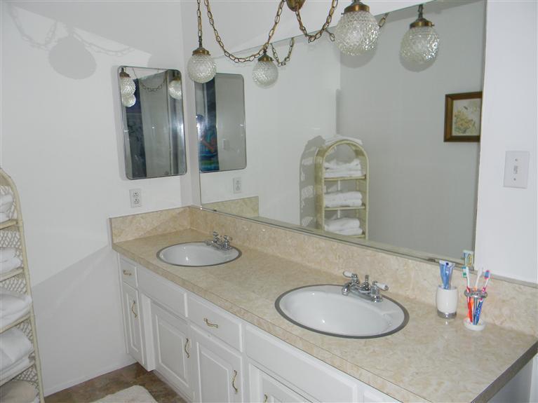 2005 Real Road Bakersfield, CA 93309 - Photo 13 of 19 Master bathroom with double sinks. No fighting over who gets to brush their teeth first!! LOL