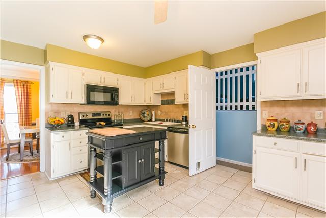105 La View Road Hendersonville, TN 37075 - Photo 8 of 28 Large eat in kitchen features tile floors, back splash, new stainless appliances and newly refinished cabinets.