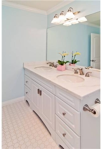 345 Ricardo Place La Jolla, CA 92037 - Photo 8 of 9 Charming Guest Bathroom