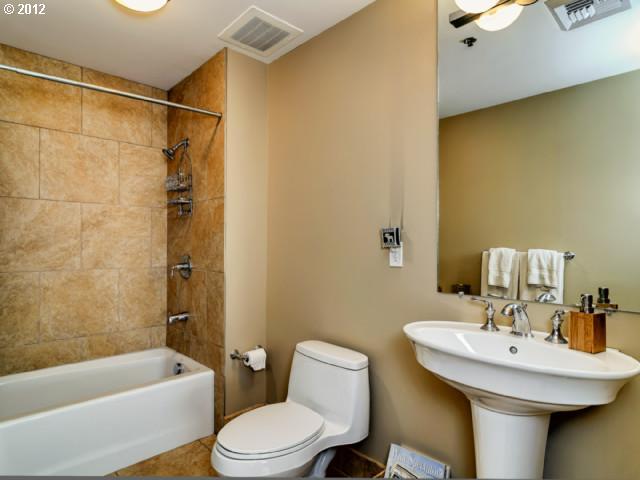 2442 Northwest Westover Road, Unit 302 Portland, OR 97210 - Photo 1 of 16 Gallery Image 1