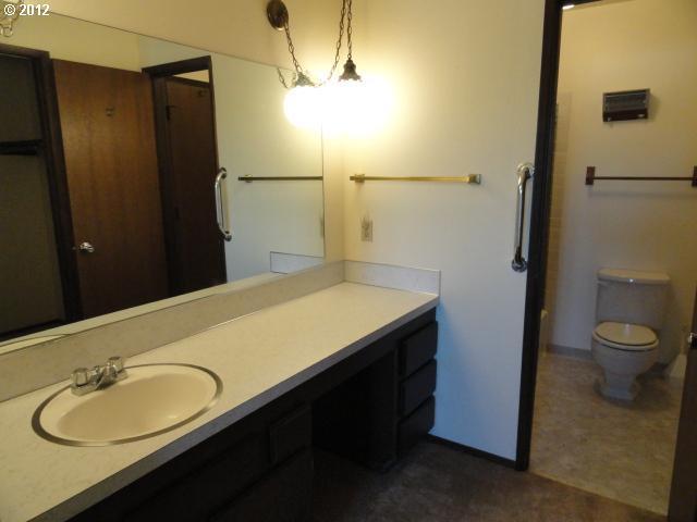 950 Evergreen Road, Unit 313 Woodburn, OR 97071 - Photo 3 of 12 Gallery Image 3