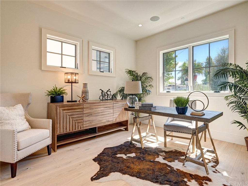 559 31st Street Manhattan Beach, CA 90266 - Photo 41 of 49 Main level office adjacent to entry and located off of living room.