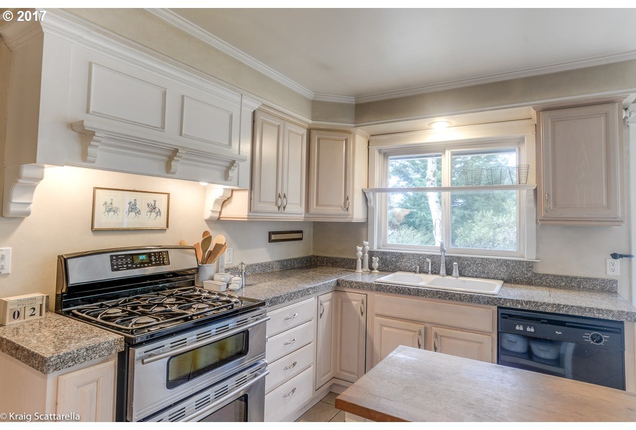 12314 Southwest Lesser Road Portland, OR 97219 - Photo 16 of 31 Gallery Image 16