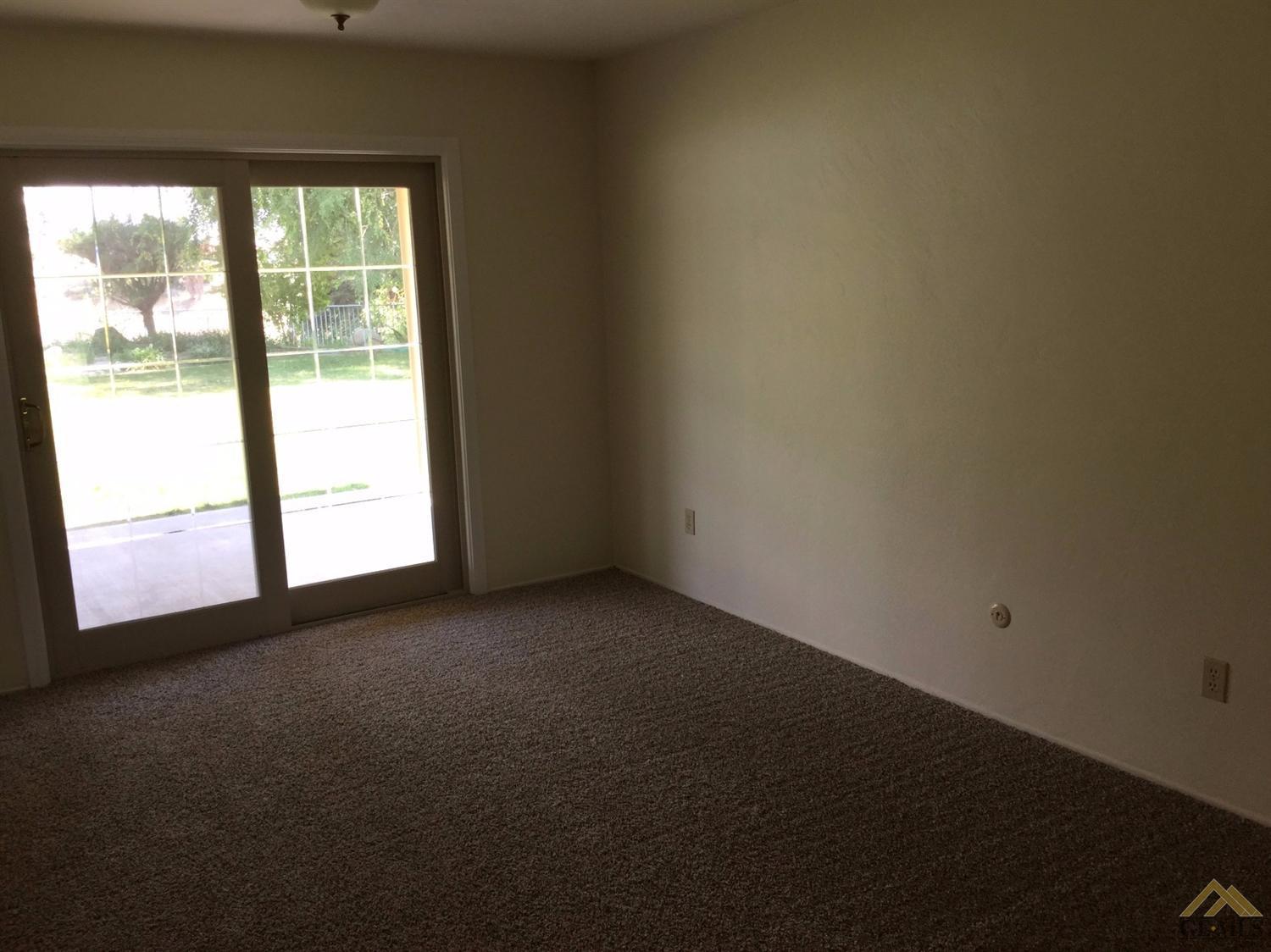 5008 Panorama Drive Bakersfield, CA 93306 - Photo 26 of 40 Guest bedroom has its own full bath and is on a separate side of the house