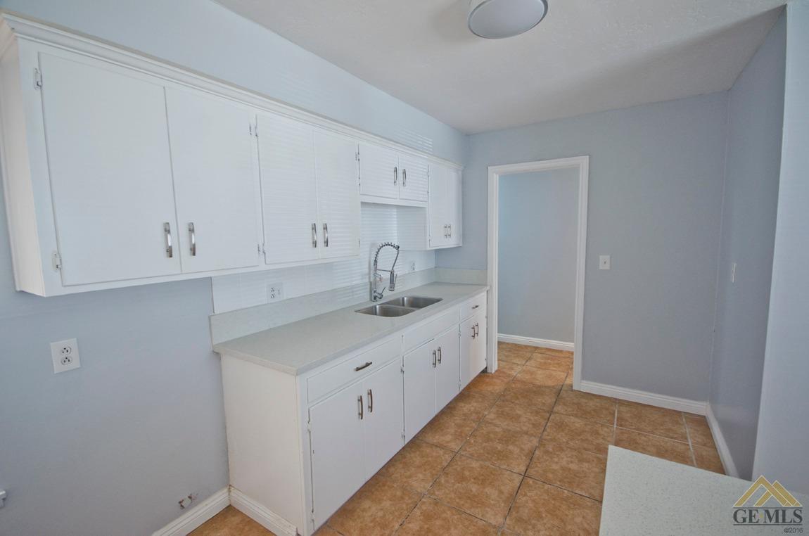 911 Sandra Drive Bakersfield, CA 93304 - Photo 4 of 31