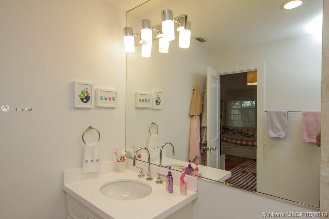792 Ridgewood Road Key Biscayne, FL 33149 - Photo 23 of 32