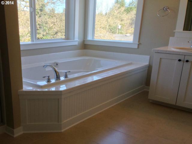 5245 Southwest Custer Street Portland, OR 97219 - Photo 14 of 15 Gallery Image 14