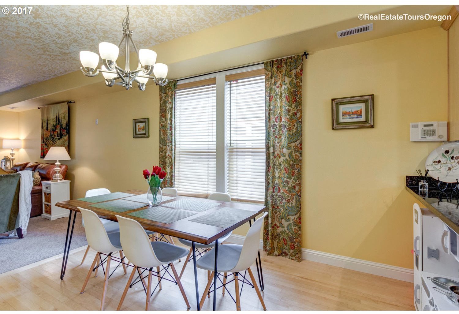4742 Southwest View Point Terrace Portland, OR 97239 - Photo 8 of 25 Gallery Image 8
