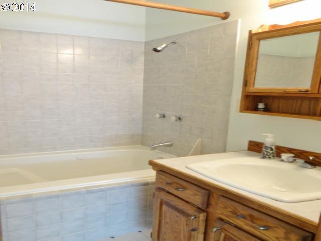 4820-4822 Southwest Taylors Ferry Road Portland, OR 97219 - Photo 8 of 16 Gallery Image 8