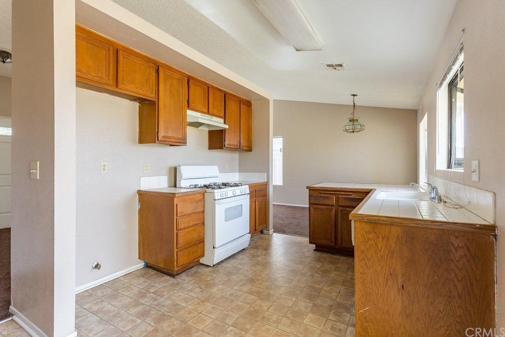 1746 The Willows Road San Jacinto, CA 92583 - Photo 5 of 32