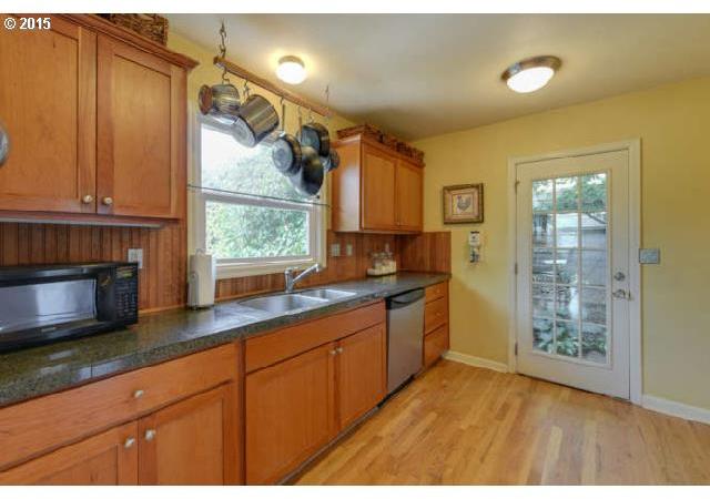 1026 Southwest Moss Street Portland, OR 97219 - Photo 4 of 30 Gallery Image 4