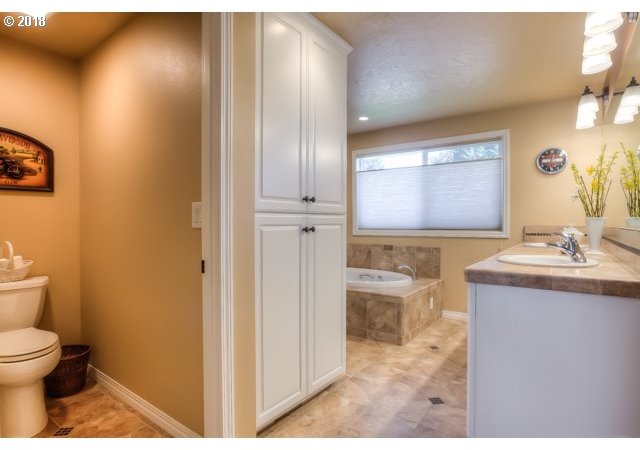 4875 Jones Road Southeast Salem, OR 97302 - Photo 10 of 32 Gallery Image 10