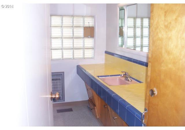 712 Northwest 9th Street Pendleton, OR 97801 - Photo 6 of 8