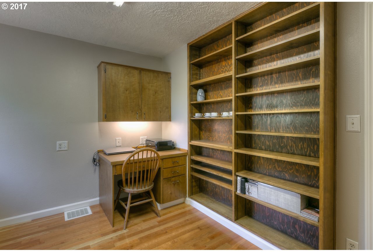 5823 Silverton Road Northeast Salem, OR 97305 - Photo 19 of 32 Gallery Image 19