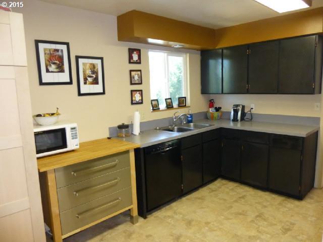 1436 Colonial Road Roseburg, OR 97471 - Photo 2 of 16 Gallery Image 2