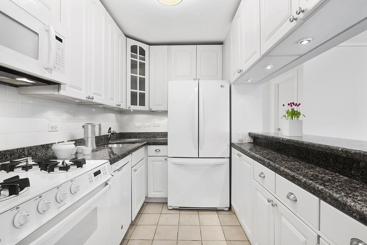 330 East 75th Street, Unit 8E Manhattan, NY 10021 - Photo 4 of 7