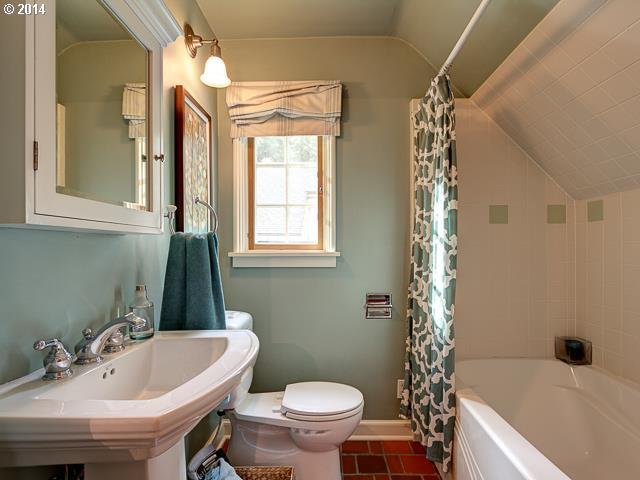 2572 Southwest Arden Road Portland, OR 97201 - Photo 11 of 16