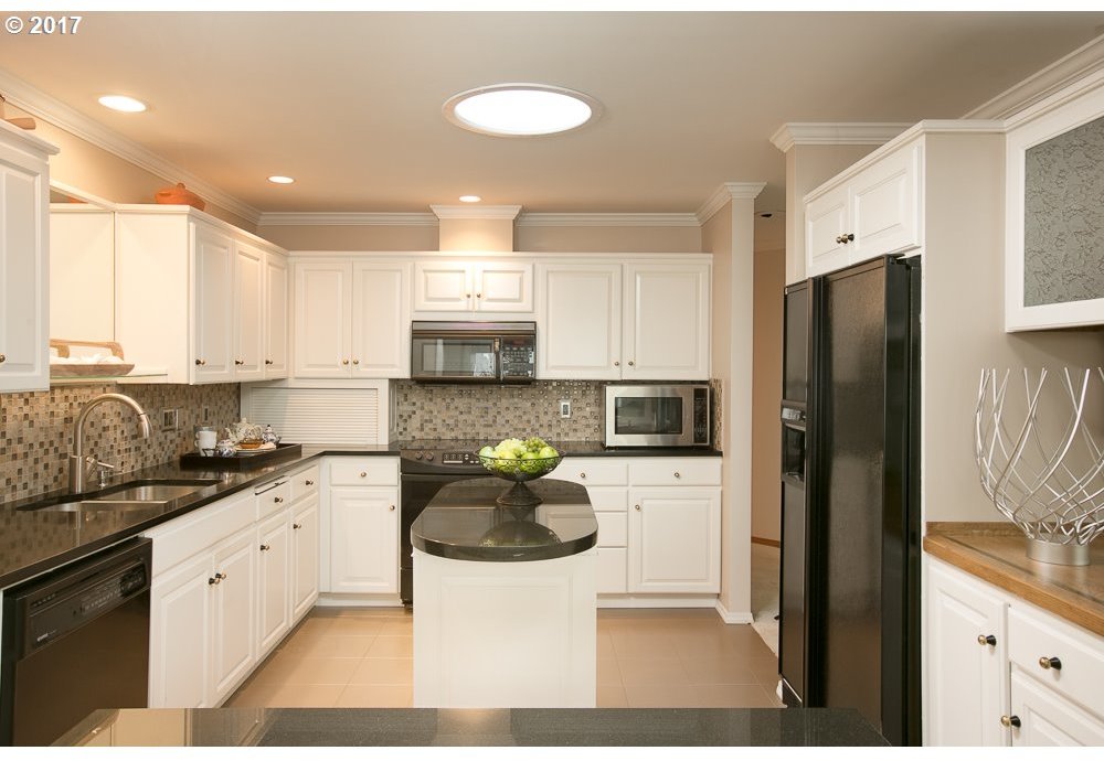 5403 Southwest View Point Terrace, Unit 201 Portland, OR 97239 - Photo 15 of 23